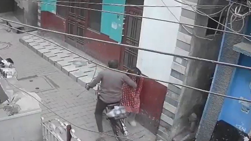 UP Man Molests Minor Girl In Broad Daylight In Moradabad; FIR Registerd -  VIDEO