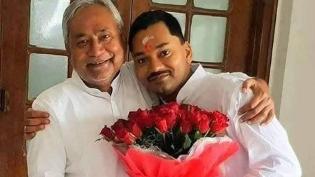 Bihar: Nishant Kumar Hugs Father, CM Nitish Kumar, After NDA Win In 2025 State Assembly Elections; Photograph Goes Viral 
