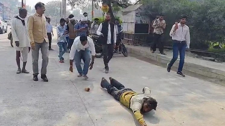 MP News: Farmers Perform 'Dandvat Yatra' With Coconuts On Road In Sheopur After Paddy Crop Destroyed...