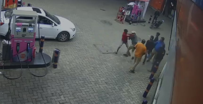 Pune: Indian Oil Petrol Pump Attendant Thrashed At Bhairoba Nala; Video Goes Viral