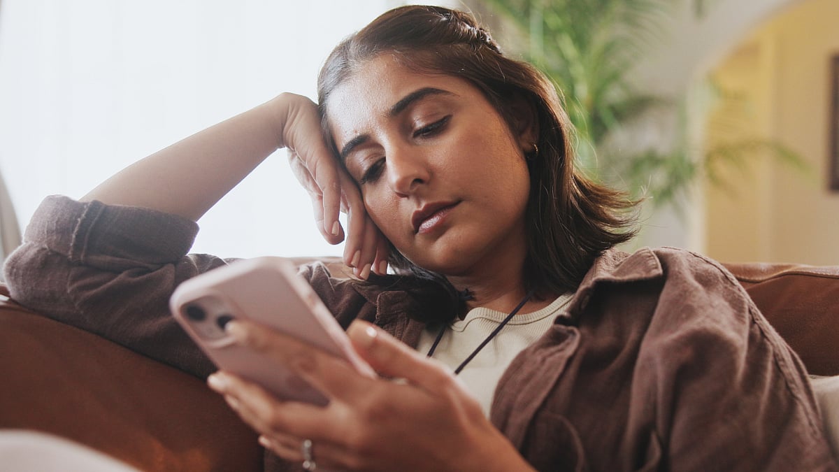 What Is Bloomscrolling: The Internet Trend Replacing Doomscrolling With Joy 