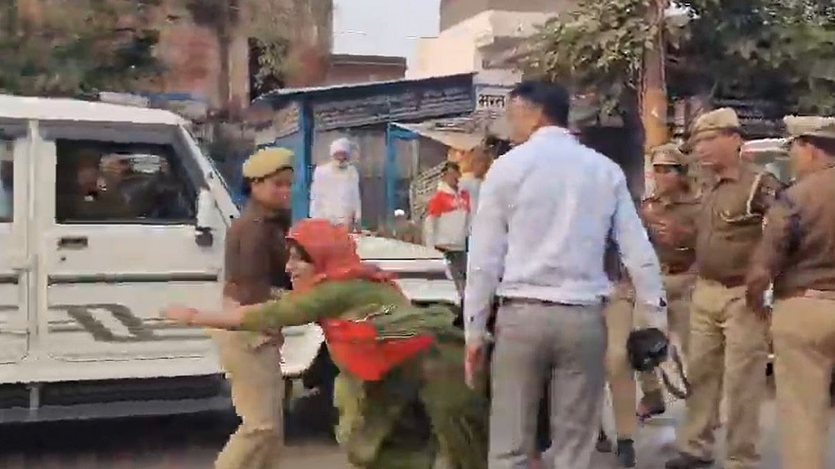 UP: 4 Cops Suspended For Stopping Gangrape Victim From Approaching DIG In Bulandshahr - VIDEO
