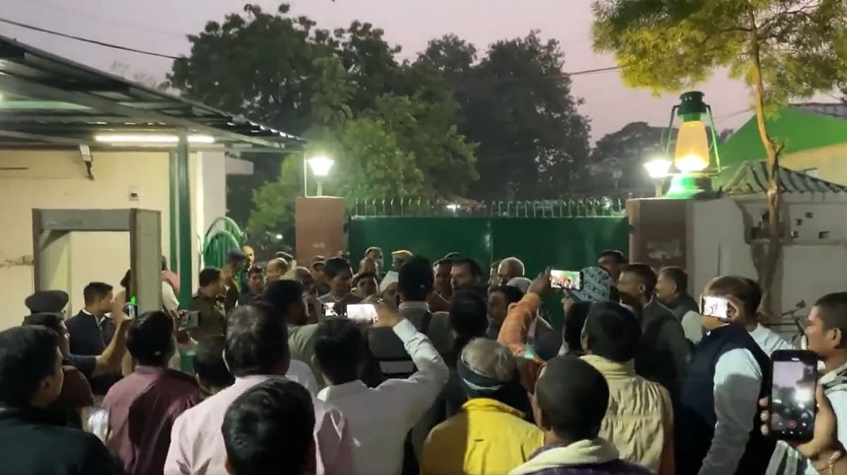 VIDEO: RJD Workers Protest In Patna, Blame Tejashwi’s Aide Sanjay Yadav For Election Defeat 