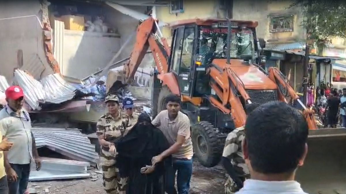 Palghar: Woman Attempts Suicide By Lying In Front Of JCB During Demolition Drive In Nalasopara; Video Surfaces 