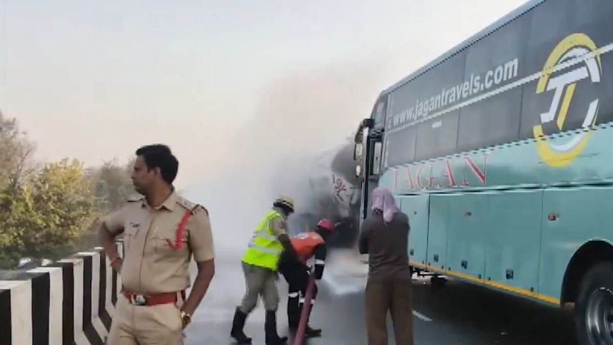 Major Disaster Averted! Private Bus Collides With Hydrochloric Acid Tanker In Telangana; Video Surfaces 