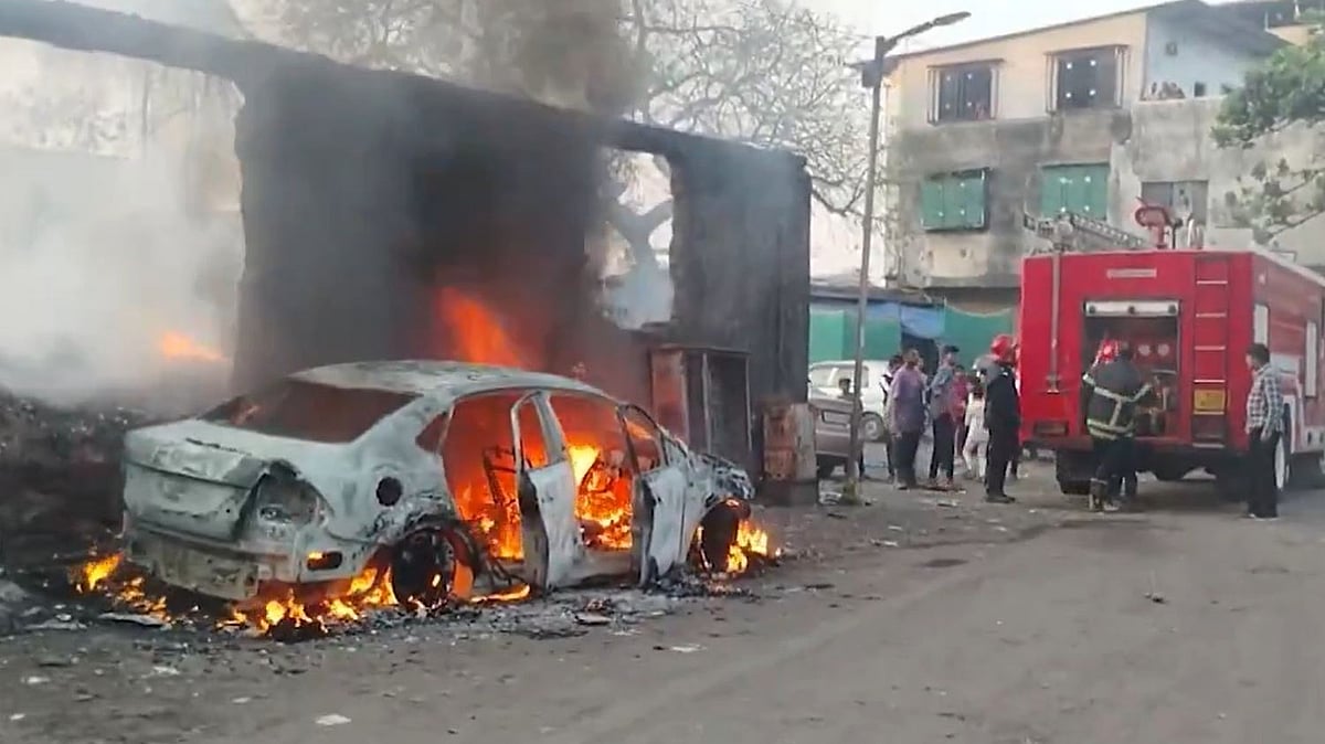 Mumbai News: Intense Blaze Turns Parked Skoda Car Into Ashes In Bhiwandi - VIDEO