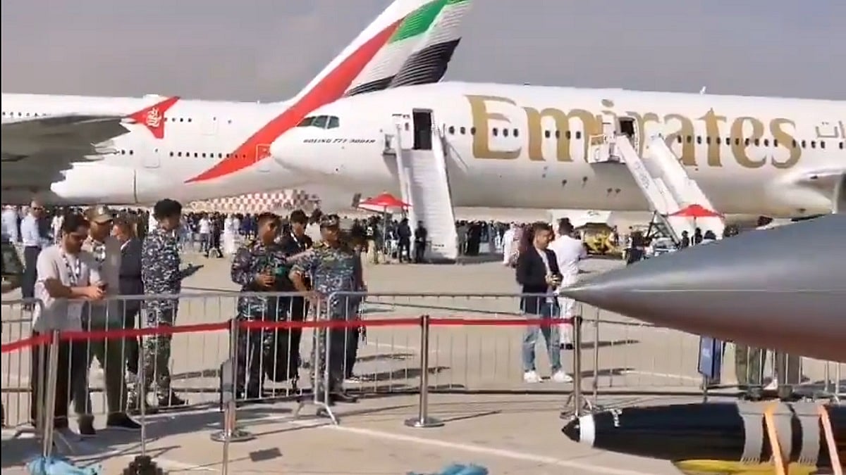 VIDEO Shows Indian Pilots Closely Observing & Clicking Photos Of Pakistan's JF-17 Thunder At Dubai Airshow 2025 