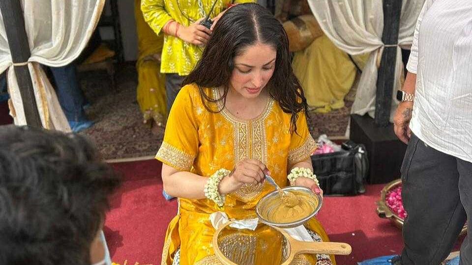 Behind-the-scenes: Yami applies mehendi 