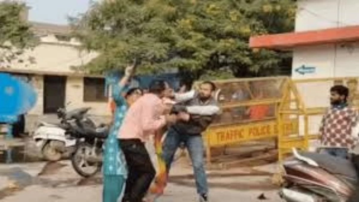 MP News: Wife Catches ASI Husband With Another Woman In Satna, Thrashes Him Publicly