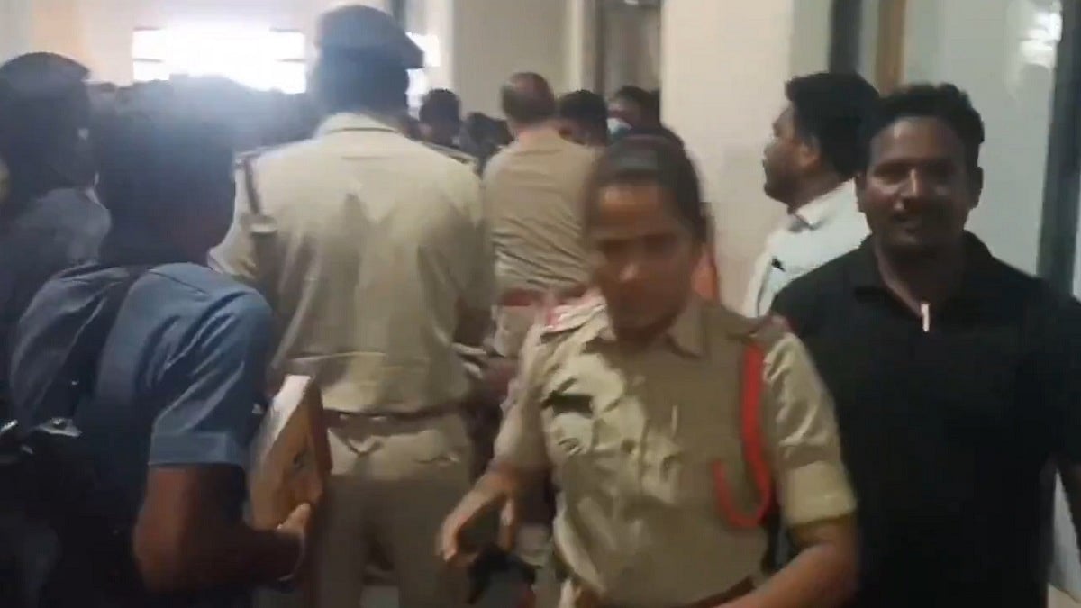 Telangana: Municipal Worker Dies While Cutting Trees In Bhupalpally; Police Lathi-Charge Family Staging Protest With Body At Collectorate Office - VIDEO 