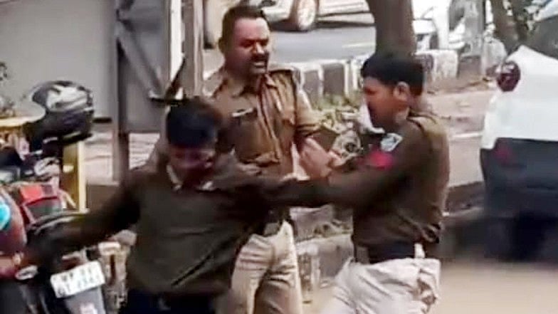 Bhopal News: Cop Suspended For Assaulting Bike Service Centre Advisor Over ₹250 Repair Fee | 