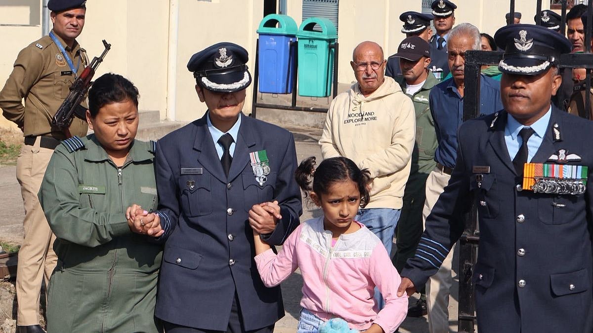 Heart Breaking Video Shows Wing Commander Namansh Syal's Wife Breaks down As She Bids Final Godbye