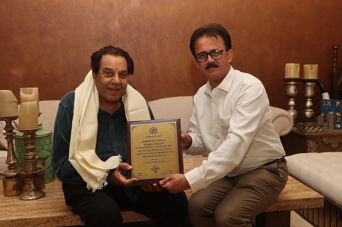 Director Culture NP Namdeo presented Madhya Pradesh Government’s Rashtriya Kishore Kumar Samman 2022 to a legendary film actor Dharmendra at his Mumbai residence last year.