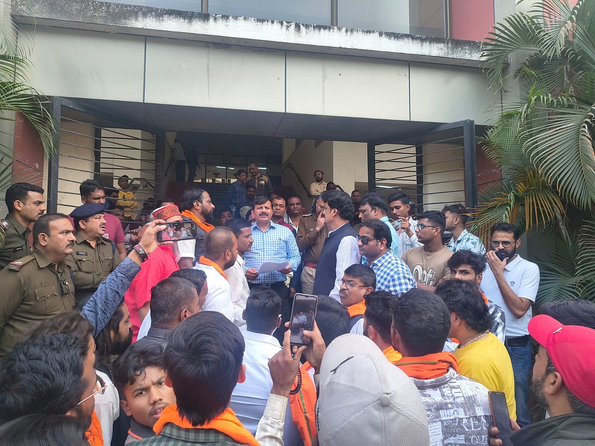 Indore News: Vishwa Hindu Parishad–Bajrang Dal Protest At RTO, Warns Of Agitation Over Inaction...