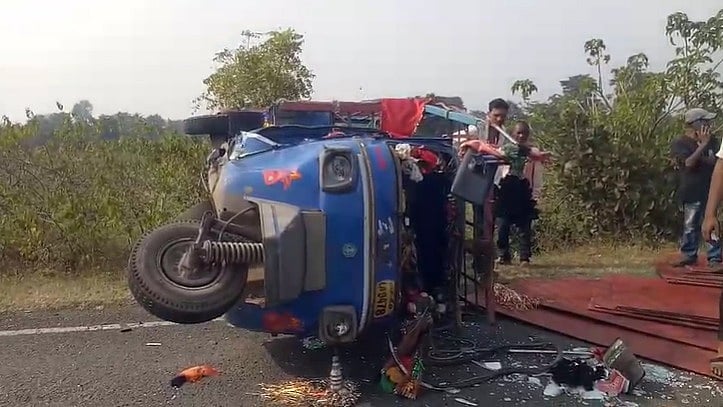 MP News: Speeding Auto-Rickshaw Collides Head-On With Moving Bike In Jabalpur; 3 Dead, 1 Critical