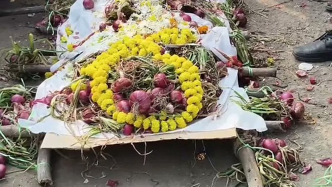 MP News: 'Onion Funeral' Held In Mandsaur After Farmers Forced To Sell It @ ₹2 To 6 Per Kg