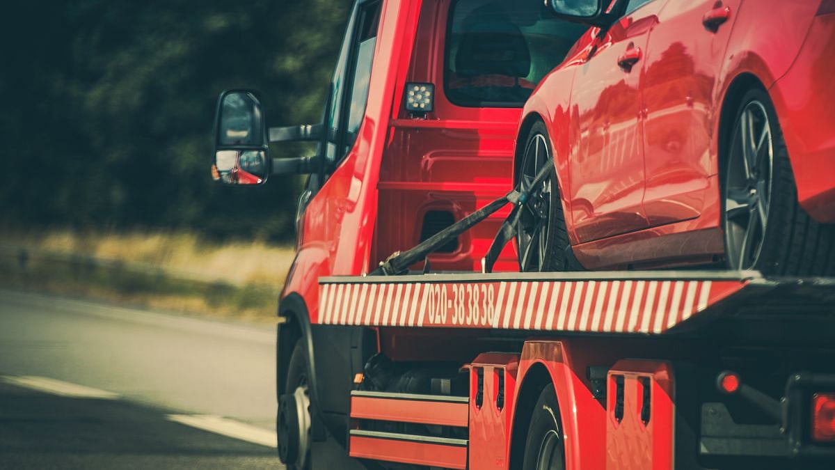 Mumbai: Woman Flees Off With Towed Car In Santacruz; 2 Traffic Officers Narrowly Escape Being Run Over 
