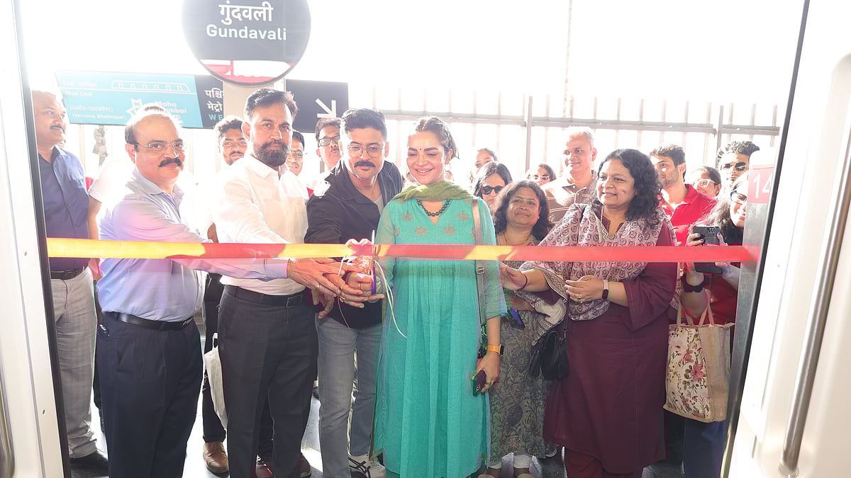 The ribbon cutting ceremony at Gundavali Metro Station 