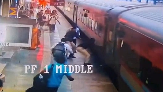 Pune Video: RPF Officer's Split-Second Rescue Saves Passenger's Life In Lonavala