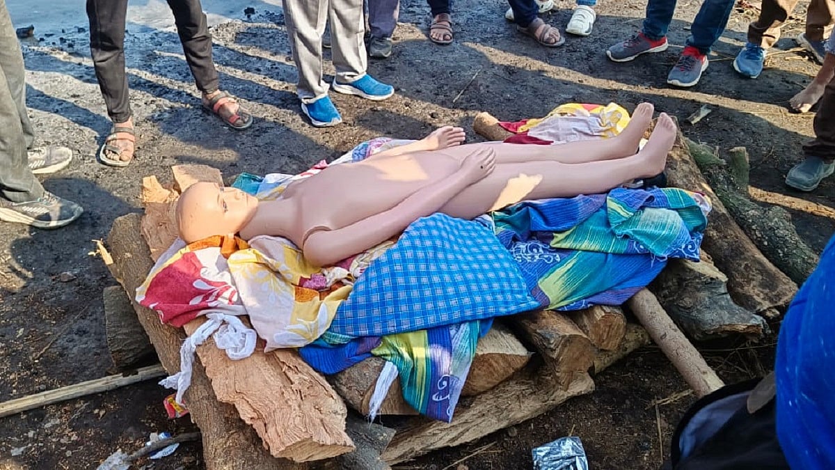 Delhi Family Attempts To Perform Last Rites Of Plastic Dummy Instead Of Real Human Body At Brijghat In UP's Hapur; 2 Arrested - VIDEO 