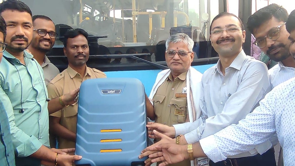 'Goodbye With Good Wishes!': Emotional Passengers Bid Heartfelt Farewell To NMMT Conductor Haridas...