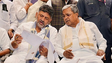 Karnataka Power-Sharing Tussle: Siddaramaiah & DK Shivakumar Await Meeting With Congress Leadership In Delhi 