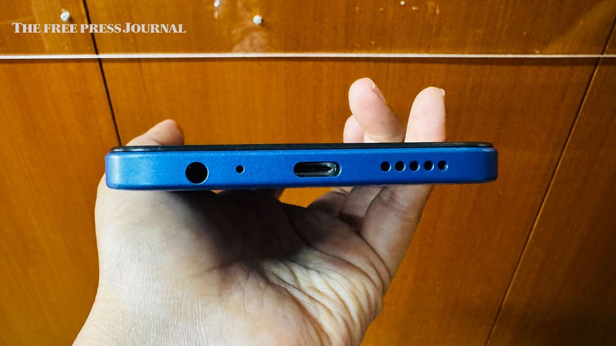Redmi 15C has a 3.5mm audio jack at the bottom