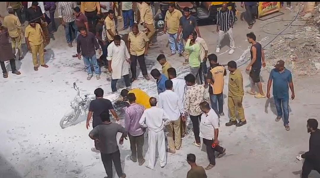 Bhiwandi: Motorcycle Bursts Into Flames Moments After Refueling, Chaos On Main Road And Traffic Jam...