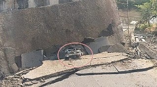 MP News: Four Injured After Nayagaon Bridge Collapses In Raisen, Road Blocked, Traffic Jam