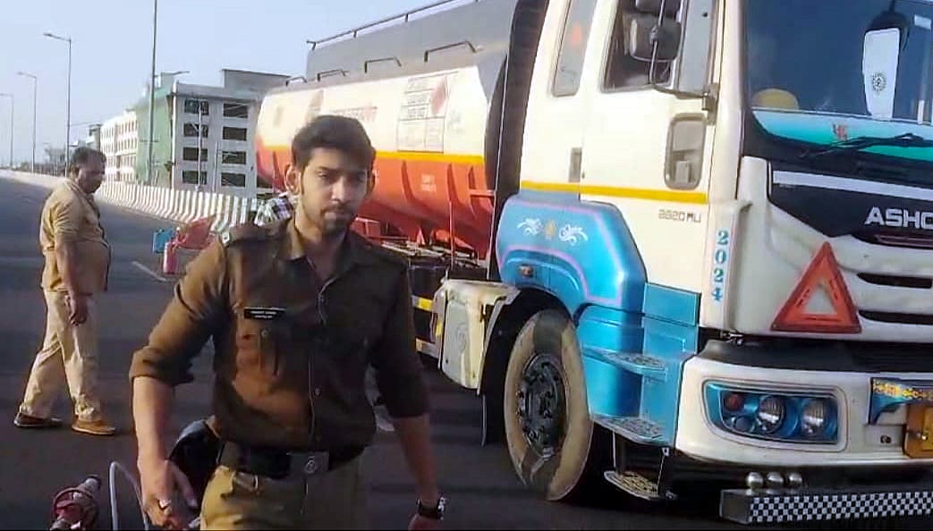 Bhopal News: Petrol Tanker Leak On Airport Road Sparks Panic