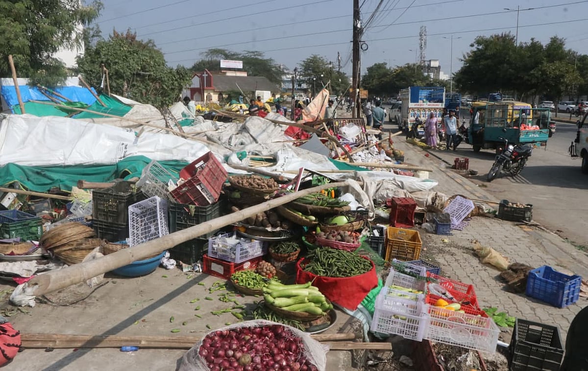 Indore News: Vendors Clash With IMC Staff During Anti-Encroachment Drive On Kanadia Road