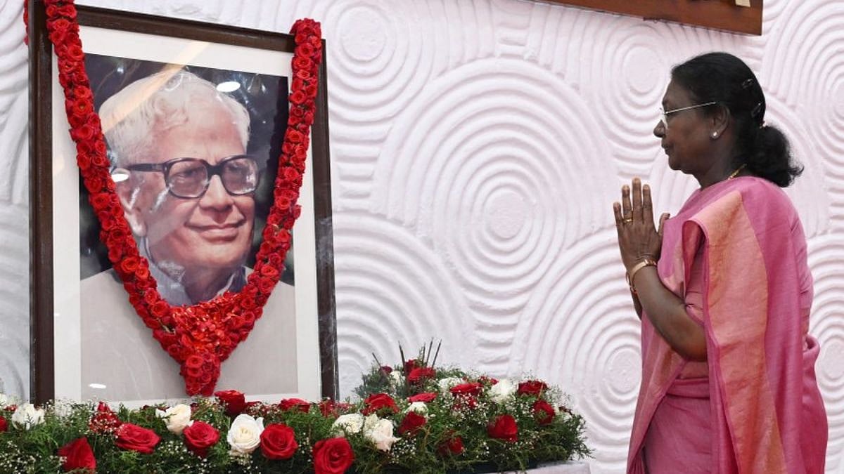 President Droupadi Murmu Pays Floral Tributes To Former President R. Venkataraman On His Birth Anniversary 