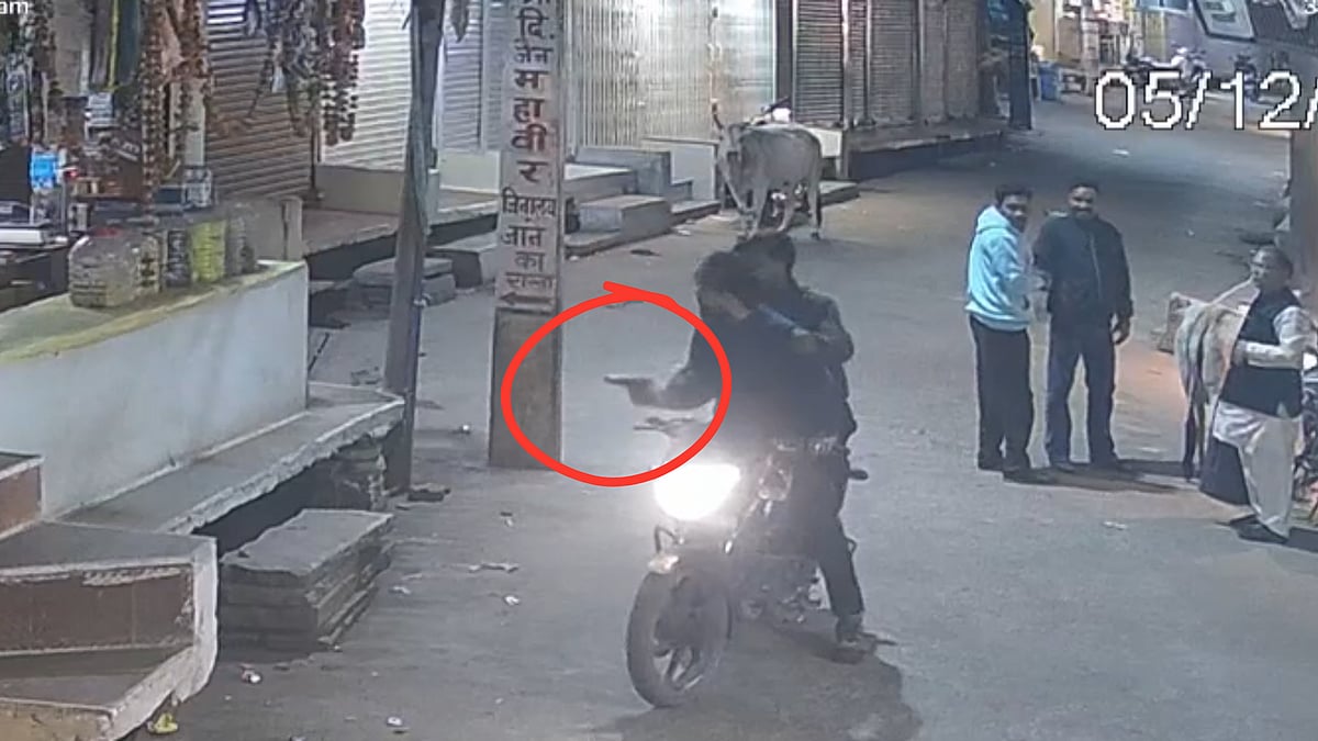 Indore News: Two Bikers Brandish Pistol Openly At Shopkeeper In Sarafa Market; CCTV Footage Goes...