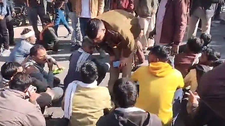 MP News: Farmers Stage Protest Over Irregular Urea Distribution; Block National Highway In Chhatarpur |