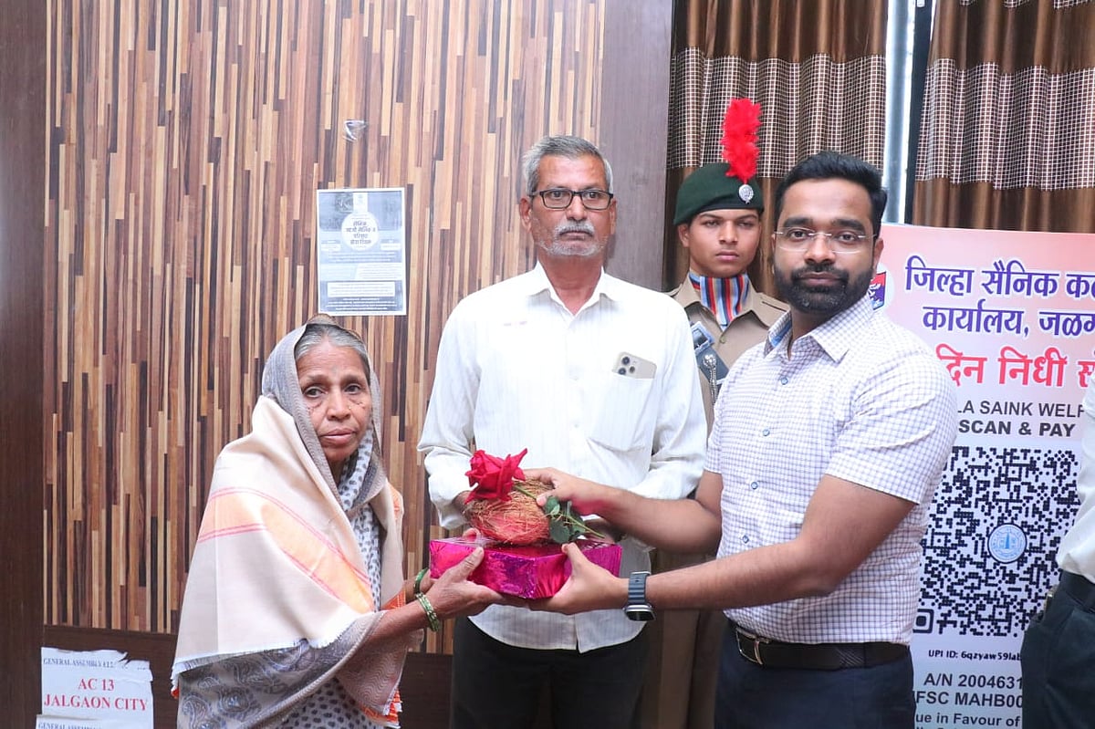 Jalgaon Collector Rohan Ghuge Pledges To Surpass Flag Day Target; Contributes ₹10,000