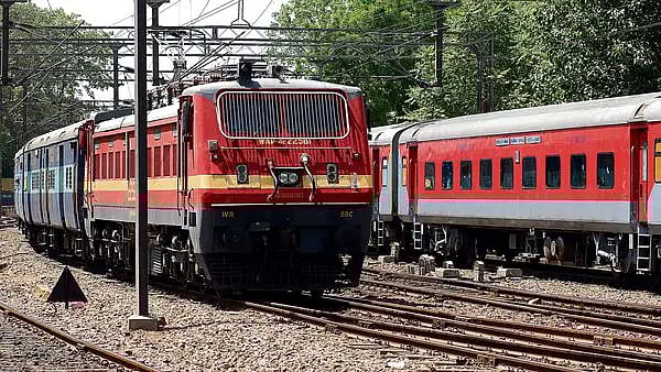 Attention Commuters! Rail Block From Dec 6–18 To Affect Bandra–Gorakhpur Express; Partial Cancellations Announced |