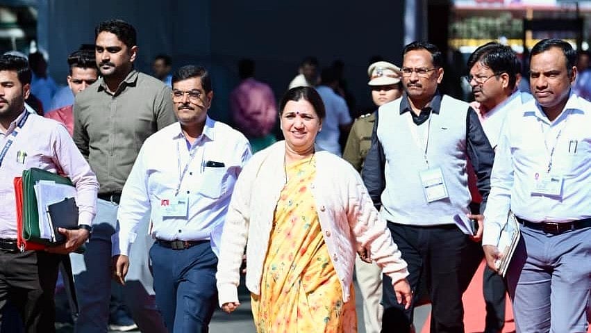 Maharashtra Minister Madhuri Misal at Vidhan Bhavan in Nagpur for Day 2 of the 2025 Winter Session
| X/@madhurimisal