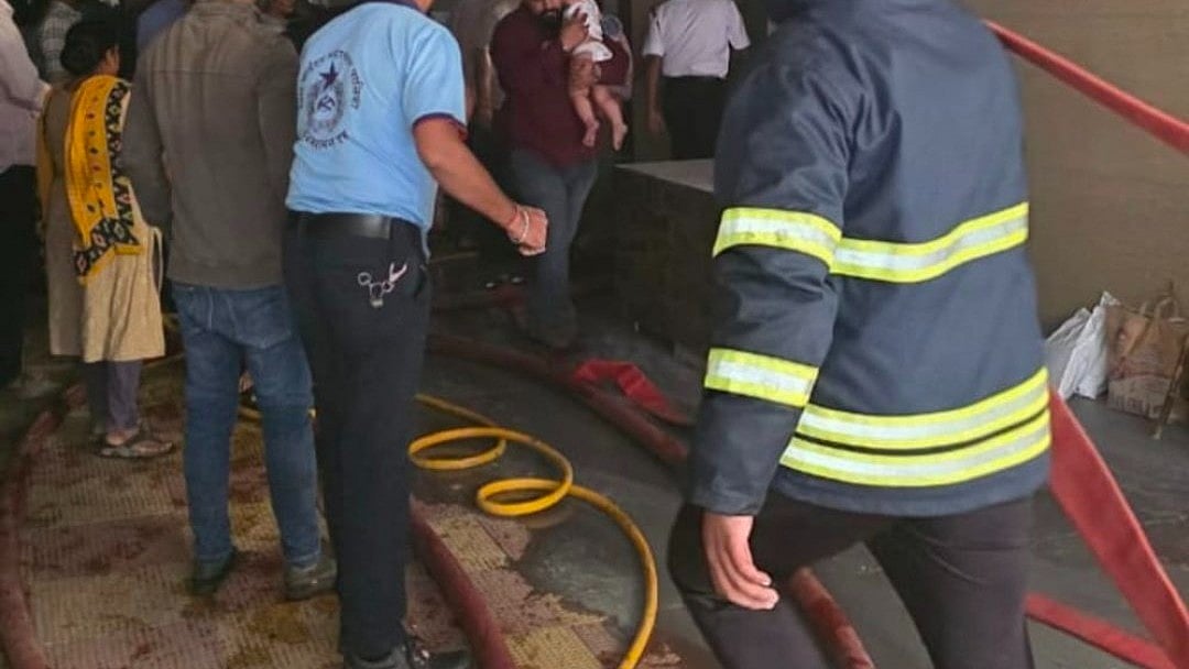 Bhayandar Fire Scare: Short Circuit Sparks Blaze In Kasturi Heights, 3-Year-Old Faints Due To Smoke |