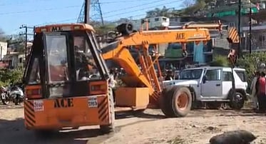 VIDEO: Mahindra Thar Falls Into Canal In Pune's Janta Vasahat, Pulled Out By Crane | Videoscreengrab