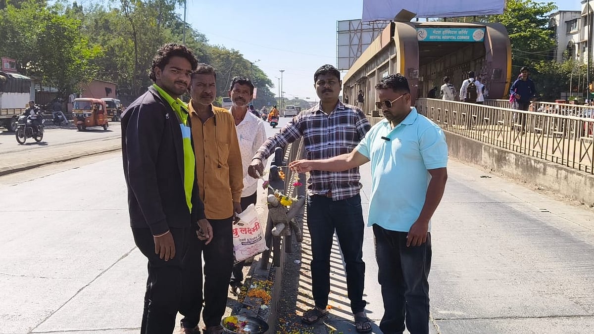 Pune: Activists Perform Aarti Of Accident-Prone Divider On Vishrantwadi-Alandi Road To Protest...