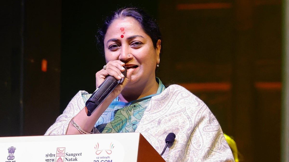 Delhi CM Rekha Gupta Pushes Mist Spray Systems For Hotels To Combat Pollution 