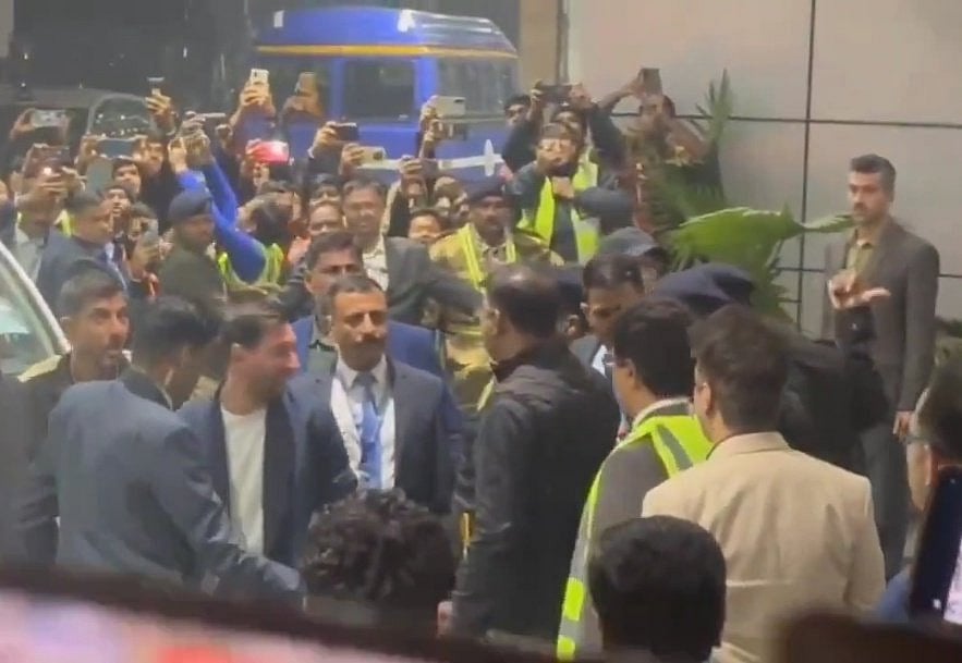 VIDEO: Messi Mania Hits Kolkata! Fans Throng Airport, Streets Crowded As Fans Set Off Fireworks To Welcome Argentina Legend 