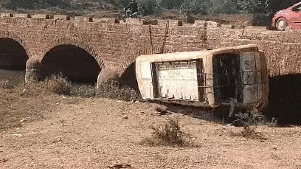 MP News: School Bus Falls From Bridge Over River While Going For Picnic In Vidisha; 25 Children Injured |