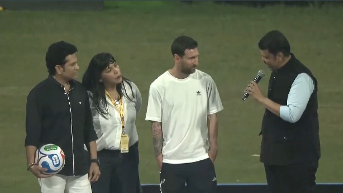 Mumbai Crowd Boos CM Devendra Fadnavis During Lionel Messi Event At Wankhede Stadium, Says 'Ganpati Bappa Morya'; Chant Calms Crowd 