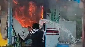 Indore News: Miscreants Hurl Petrol Bottles, Burn Paan Shop Over Old Enmity |