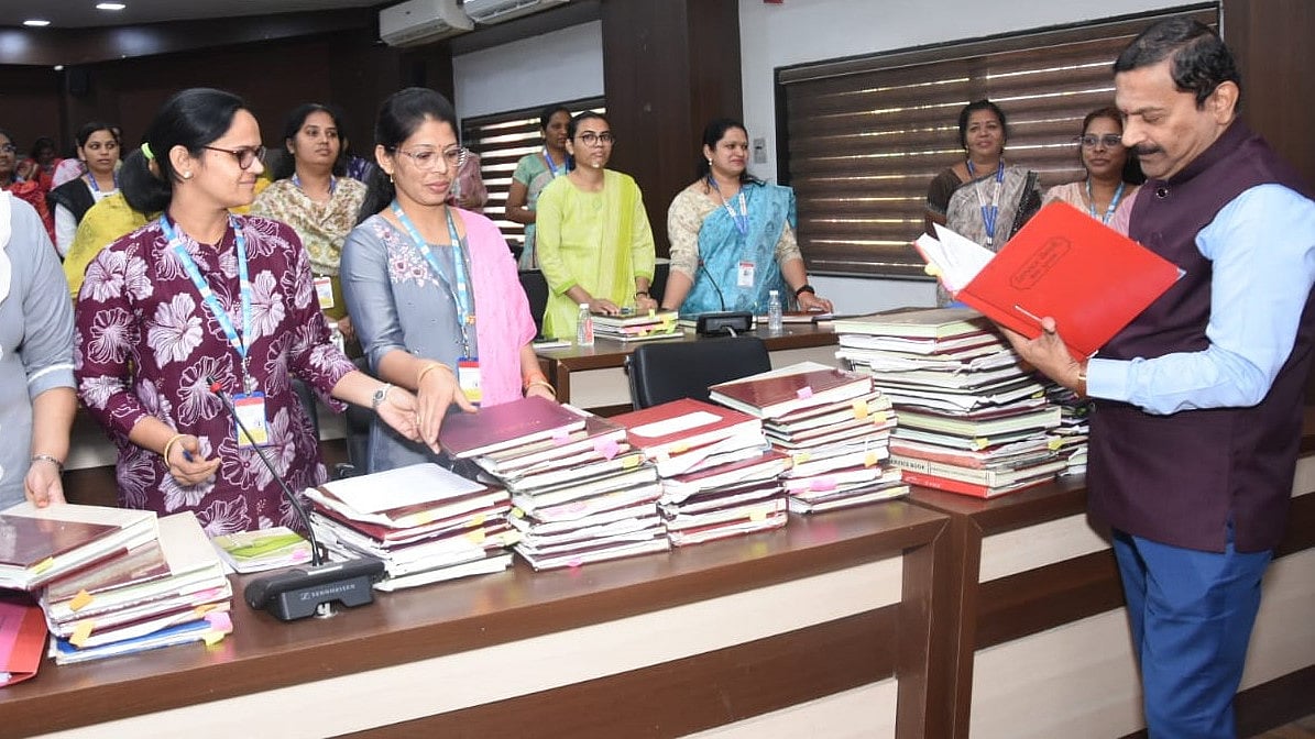Service Books Of District & Tehsil-Level Officials To Be Updated In Chhatrapati Sambhajinagar | Sourced