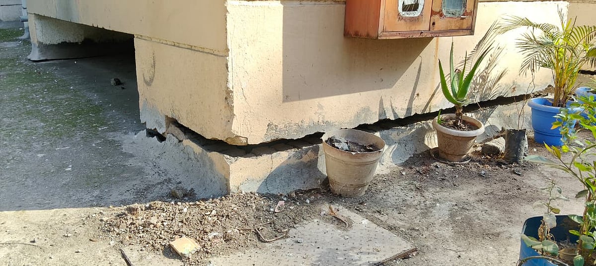 Cracks of around 4-inches at the foundation of the building.
