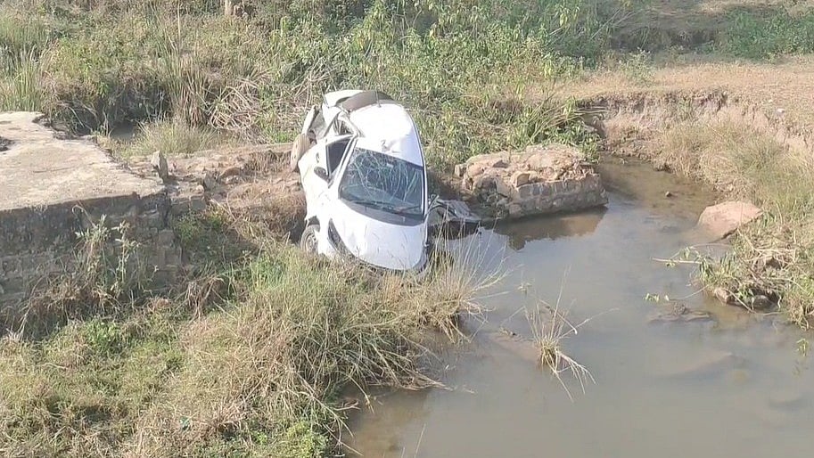 MP News: Youth Dies After Car Hits Bike In Shivpuri, Vehicle Falls Nearly 20 feet Into River