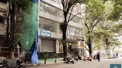 Bengaluru Party Bust: 21-Year-Old Woman Seriously Injured After Falling From Drain Pipe While Trying To Escape From Hotel