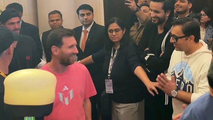 Lionel Messi Completely Ignores Ashneer Grover Waiting In Queue To Meet Him During GOAT India Tour |...